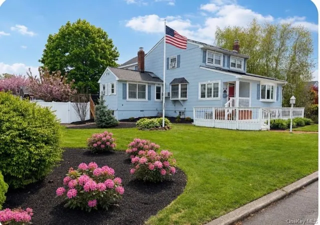 Homes for sale in Babylon, NY | 19 Westbridge Dr, Babylon, NY 11702 | MLS# 1014279
