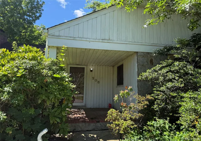 4th image of 208 Overlook Ter, Roslyn Heights, NY 11577 | MLS# 1014282