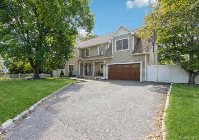 Photo 4 of Sale Pending at 136 Mills Pond Rd, Smithtown, NY 11780 | MLS# 1014293 | Listing updated on 2026-09-01