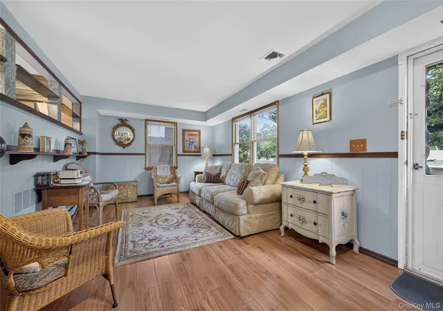 3rd image of 190 Oakwood Rd, Huntington Station, NY 11746 | MLS# 1014303