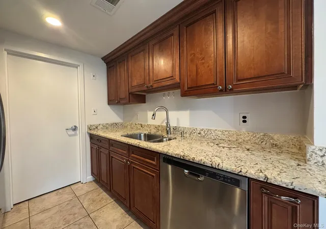 Listing Photo 5 - Condo for sale in building located at 233 Sagamore Hls Dr, Brookhaven, NY 11776