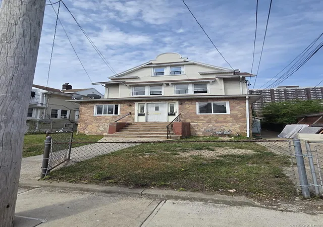 Listing Photo 4 - Condo for sale in building located at 329 Bch 29th St, New York, NY 11691
