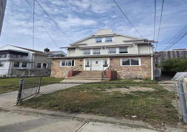 Listing Photo 5 - Condo for sale in building located at 329 Bch 29th St, New York, NY 11691