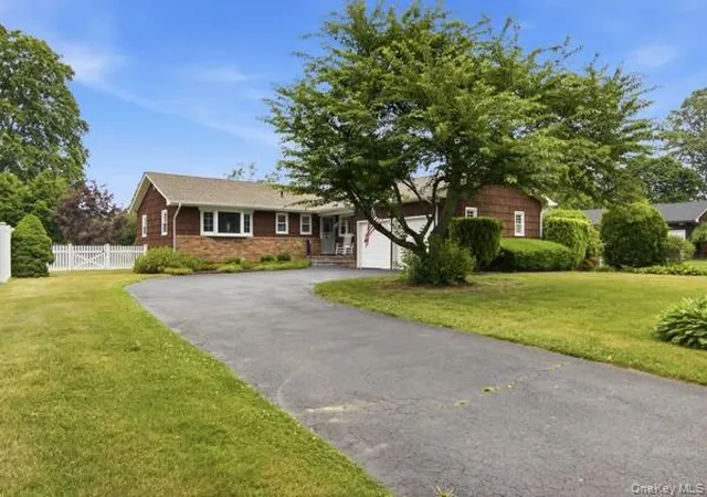 3rd image of 825 Karshick St, Bohemia, NY 11716 | MLS# 1014348