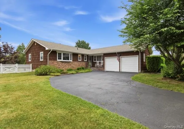 31st image of 825 Karshick St, Bohemia, NY 11716 | MLS# 1014348