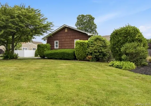 4th image of 825 Karshick St, Bohemia, NY 11716 | MLS# 1014348