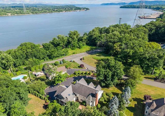 Photo 5 of Single family home for sale at 4 Katavolos Dr, Tomkins Cove, NY 10986 | MLS# 1014372 | Listing updated on 2026-07-26