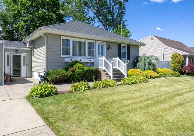 3rd image of 95 Laurel Rd, Lindenhurst, NY 11757 | MLS# 1014439