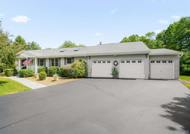 Homes for sale in Middletown, NY | 18 Maureen Ln, Middletown, NY 10940 | MLS# 1014474
