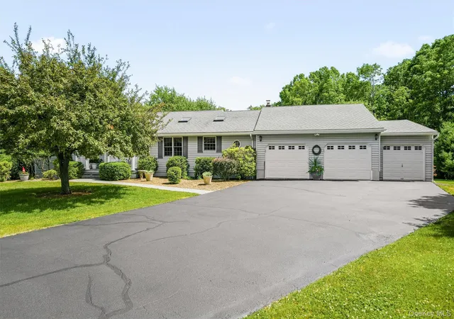 Homes for sale in Middletown, NY | 18 Maureen Ln, Middletown, NY 10940 | MLS# 1014474