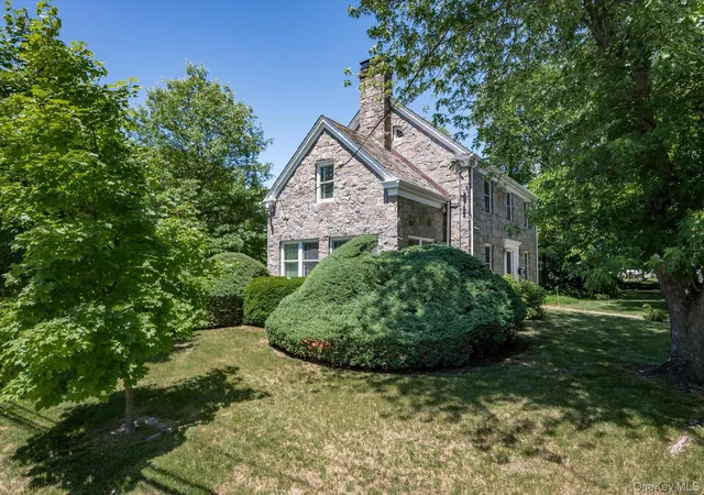 3rd image of 1542 Grand Ave, Hempstead, NY 11510 | MLS# 1014528