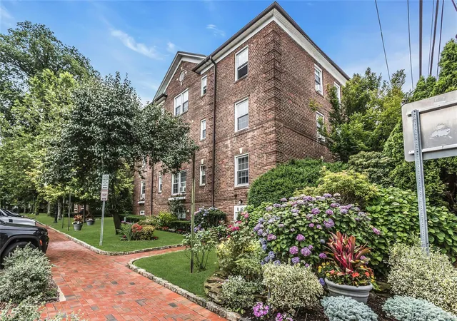 Homes for sale in North Hempstead, NY | 8 Welwyn Rd #2F, North Hempstead, NY 11021 | MLS# 1014567