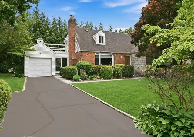 3rd image of 2 Crabtree Ln, North Hempstead, NY 11576 | MLS# 1014585