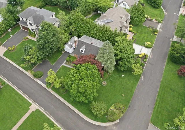 26th image of 2 Crabtree Ln, North Hempstead, NY 11576 | MLS# 1014585