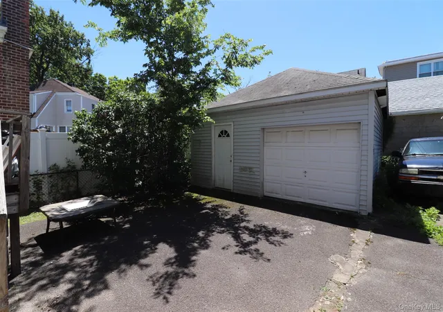 4th image of 3232 Country Club Rd, New York, NY 10465 | MLS# 1014621