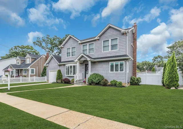 Photo 3 of Sale Pending at 9 Pompano Ln, Oyster Bay, NY 11762 | MLS# 1014646 | Listing updated on 2026-08-03