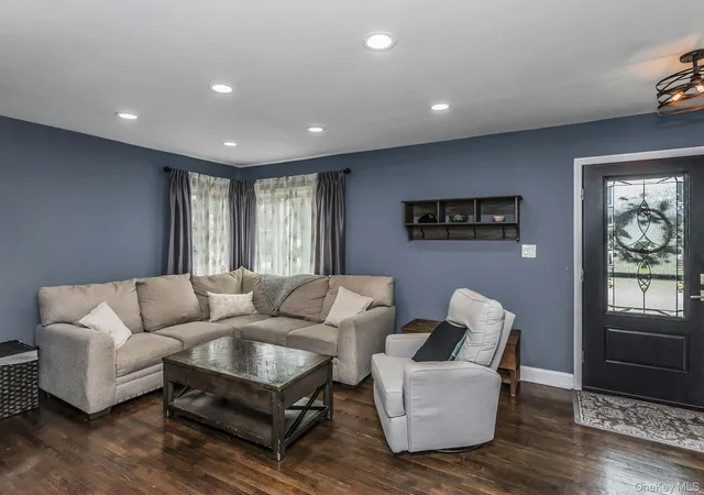 Photo 3 of Sale Pending at 9 Pompano Ln, Oyster Bay, NY 11762 | MLS# 1014646 | Listing updated on 2026-08-03