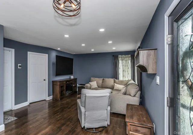 Photo 4 of Sale Pending at 9 Pompano Ln, Oyster Bay, NY 11762 | MLS# 1014646 | Listing updated on 2026-08-03