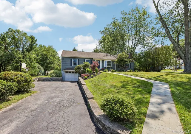 Homes for sale in Warwick (town), NY | 11 Claire Ann Dr, Warwick (town), NY 10990 | MLS# 1014682