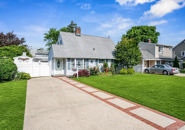 2nd image of 10 Flock Ln, Hempstead, NY 11756 | MLS# 1014683