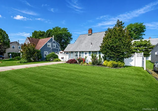 3rd image of 10 Flock Ln, Hempstead, NY 11756 | MLS# 1014683