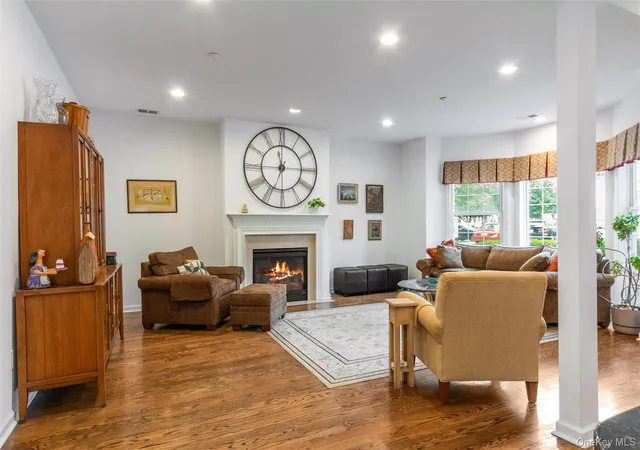Listing Photo 4 - Condo for sale in building located at 115 Autumn Dr, Oyster Bay, NY 11803