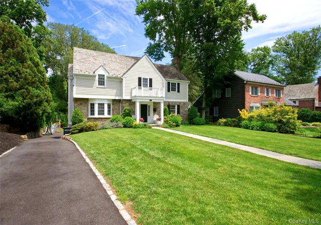 Photo 2 of Sale Pending at 162 Manhasset Woods Rd, North Hempstead, NY 11030 | MLS# 1014911 | Listing updated on 2026-08-06