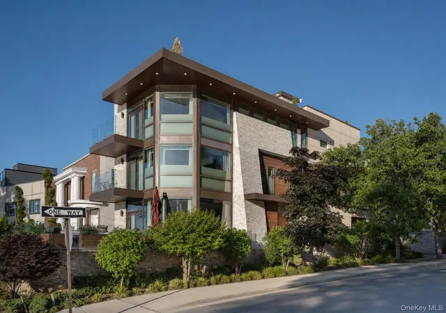 Photo 4 of House for sale at 2151 Shore Blvd, Astoria, NY 11105 | MLS# 1014916 | Listing updated on 2026-07-01