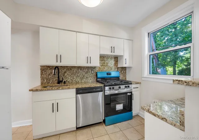 Homes for sale in North Hempstead, NY | 9 Edwards #1-F, North Hempstead, NY 11577 | MLS# 1014923