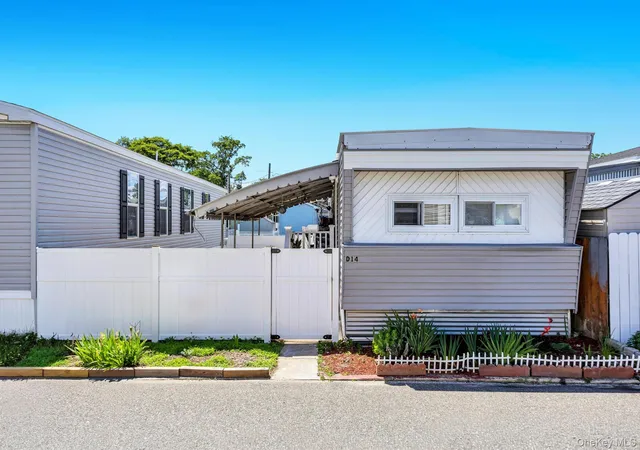 Photo 1 of Manufactured home for sale at 600 Broadway #D14, Amityville, NY 11701 | MLS# 1014957 | Listing updated on 2026-09-29