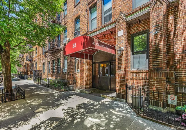 Photo 4 of Sale Pending at 35 Crown St #3B, New York, NY 11229 | MLS# 1014990 | Listing updated on 2026-07-29