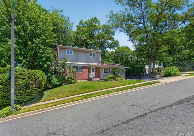 Photo 3 of Sale Pending at 89 Beaumont Dr, Oyster Bay, NY 11803 | MLS# 1015018 | Listing updated on 2026-07-31