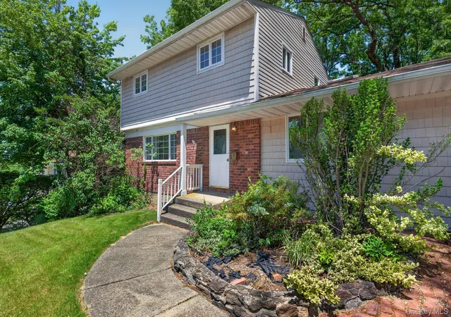 Photo 3 of Sale Pending at 89 Beaumont Dr, Oyster Bay, NY 11803 | MLS# 1015018 | Listing updated on 2026-07-31