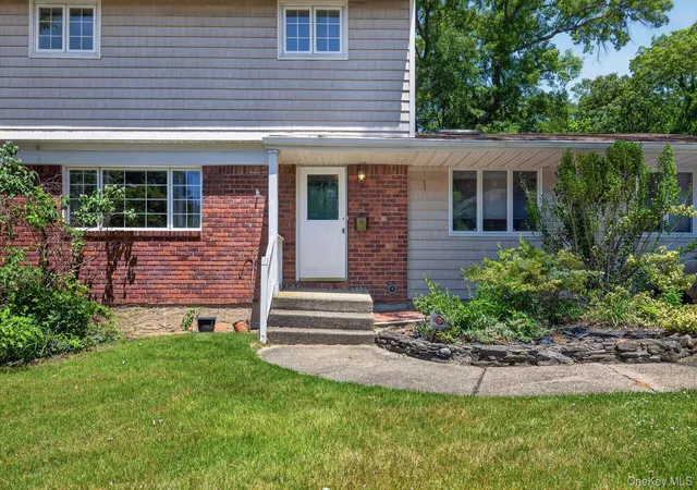 Photo 4 of Sale Pending at 89 Beaumont Dr, Oyster Bay, NY 11803 | MLS# 1015018 | Listing updated on 2026-07-31