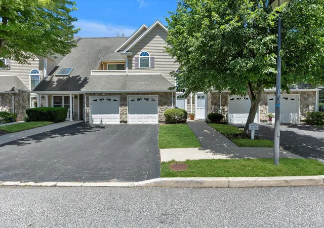 4th image of 160 Christine Dr, Huntington, NY 11746 | MLS# 1015034