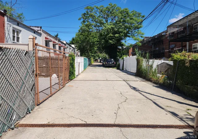 31st image of 3324 Gunther Ave, New York, NY 10469 | MLS# 1015048