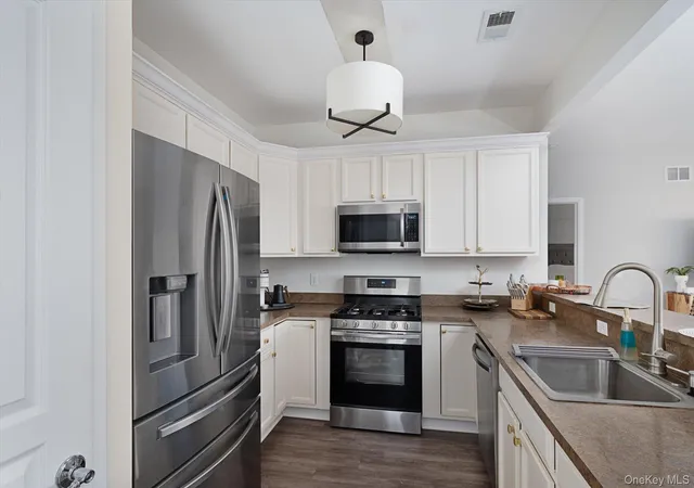 Photo 3 of Sale Pending at 1525 Building Q Finch Ln #1525, Islip, NY 11722 | MLS# 1015062 | Listing updated on 2026-08-14