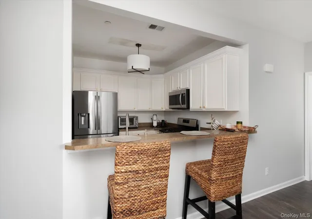 Photo 3 of Sale Pending at 1525 Building Q Finch Ln #1525, Islip, NY 11722 | MLS# 1015062 | Listing updated on 2026-08-14