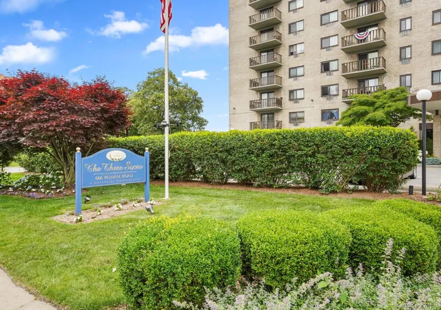 2nd image of 666 Pelham Rd, New Rochelle, NY 10805