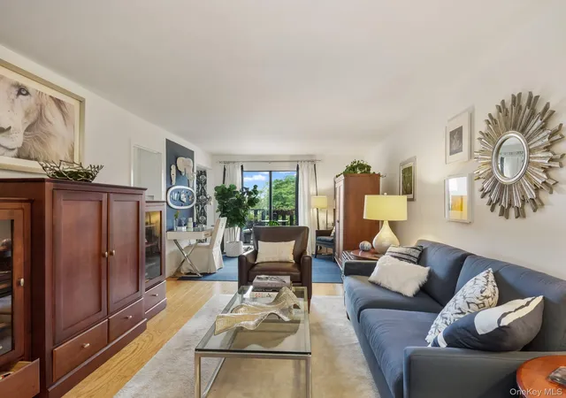 4th image of 666 Pelham Rd, New Rochelle, NY 10801