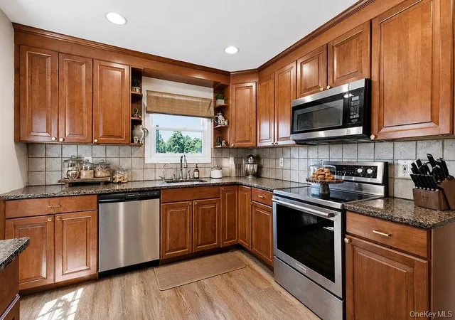 5th image of 26 Cedar St, Oyster Bay, NY 11735 | MLS# 1015141