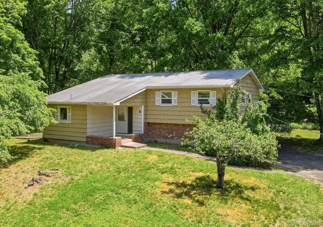 1st image of 5 Flamingo Ln, Spring Valley, NY 10977 | MLS# 1015201