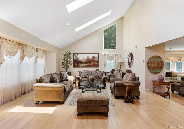 5th image of 2 Greenwood Ln, Woodbury, NY 11797 | MLS# 1015209