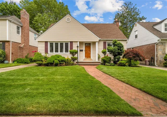 Homes for sale in North Hempstead, NY | 131 Primrose Dr, North Hempstead, NY 11040 | MLS# 1015216