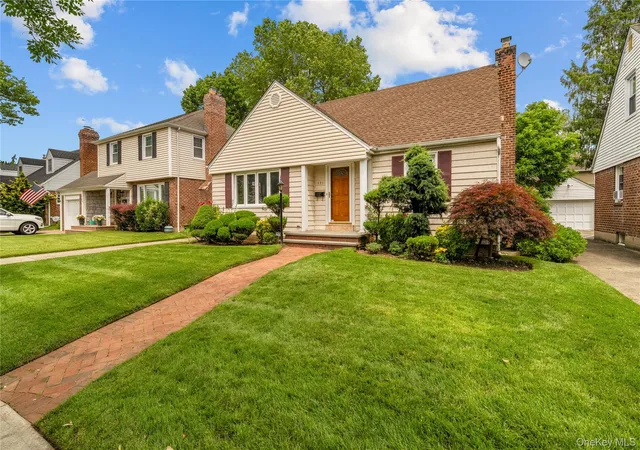 Homes for sale in North Hempstead, NY | 131 Primrose Dr, North Hempstead, NY 11040 | MLS# 1015216