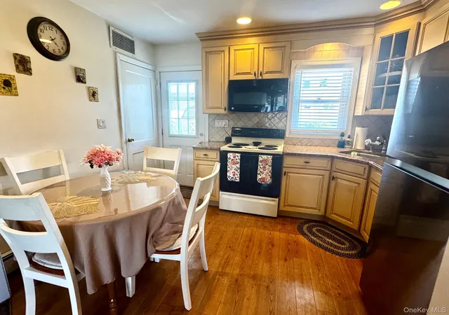 Photo 3 of Sale Pending at 114 Boston Ave, Oyster Bay, NY 11758 | MLS# 1015225 | Listing updated on 2026-08-21