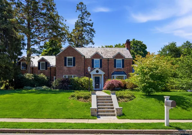 3rd image of 2 Saint Marks Pl, Huntington, NY 11724 | MLS# 1015236