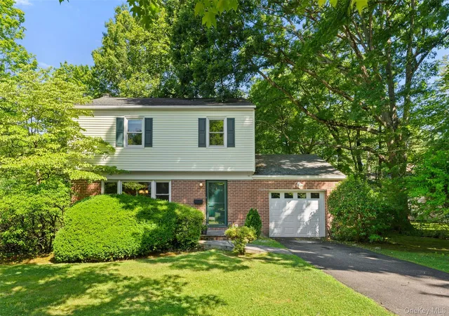 Homes for sale in White Plains, NY | 4 Pin Oak Ln, White Plains, NY 10606 | MLS# 1015304