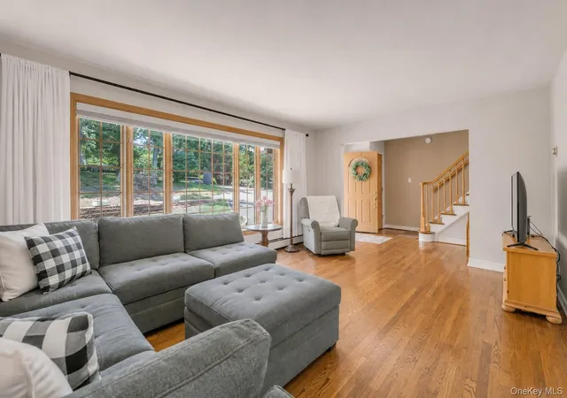 4th image of 17 Broadview Ave, Smithtown, NY 11754 | MLS# 1015310
