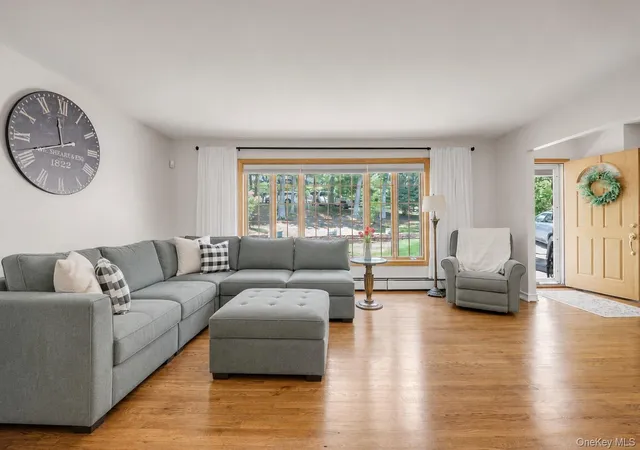 5th image of 17 Broadview Ave, Smithtown, NY 11754 | MLS# 1015310